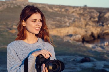 Kadın doğa yürüyüşçüsü fotoğrafçı seyahat hobisi profesyonel