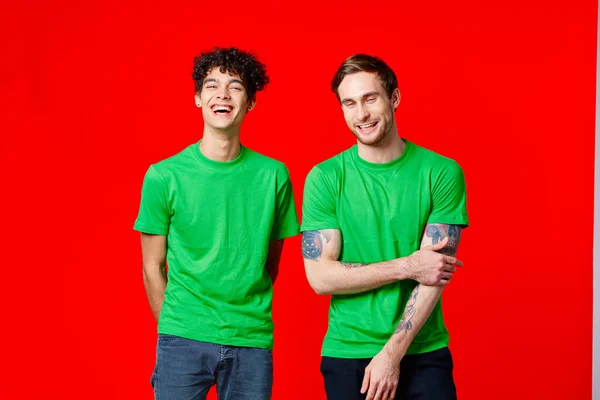 Due amici verde t-shirt moda casual abbigliamento studio — Foto Stock