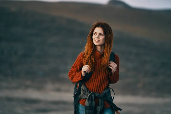 Mujer atractiva viaja en las montañas al aire libre skyline estilo de vida mochila —  Fotos de Stock