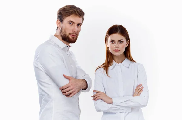 Divatos férfiak és nők ugyanabban az ingben egy könnyű háttér kommunikáció barátok — Stock Fotó