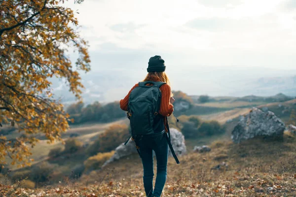 Donna escursionista zaino montagne paesaggio vacanza divertimento — Foto Stock