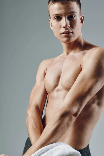 Schöner sportlicher Mann mit muskulösem Körper posiert abgeschnitten Blick — Stockfoto