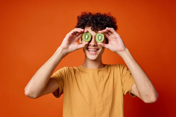 Lindo chico con pelo rizado kiwi fruta primer plano — Foto de Stock