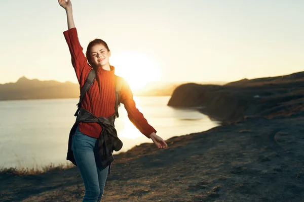 Женщина турист рюкзак в путешествии пейзаж заката образа жизни — стоковое фото