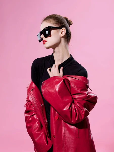 Mooie vrouw dragen mode bril lederen jas levensstijl model — Stockfoto