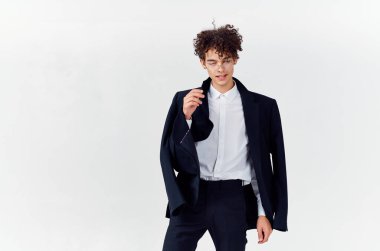 Siyah ceketli iş adamı gözlüklü modern tarz yönetici.