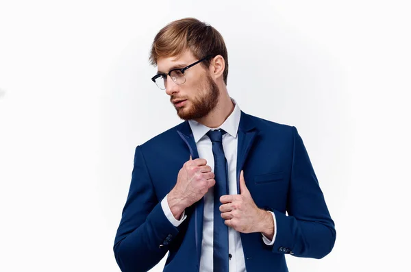 Sexy Geschäftsmann im klassischen Anzug mit Krawatte um den Hals und Brille im Gesicht weißer Hintergrund — Stockfoto