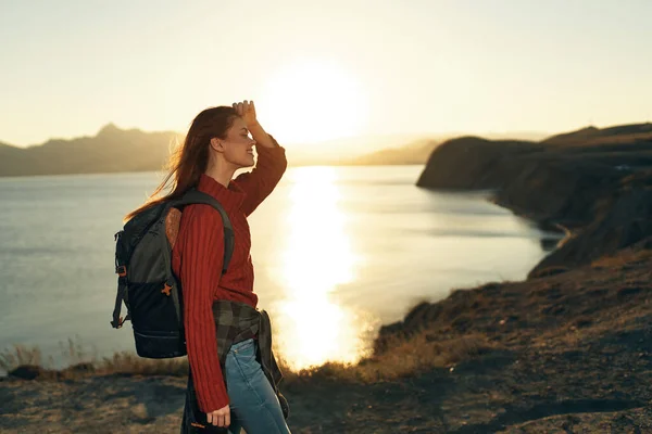 Escursionista donna con zaino all'aperto in montagne rocciose paesaggio aria fresca — Foto Stock