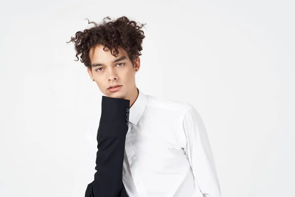 Parkneft pohledný muž v košili a bundě na světlém pozadí kudrnaté vlasy oblek model — Stock fotografie
