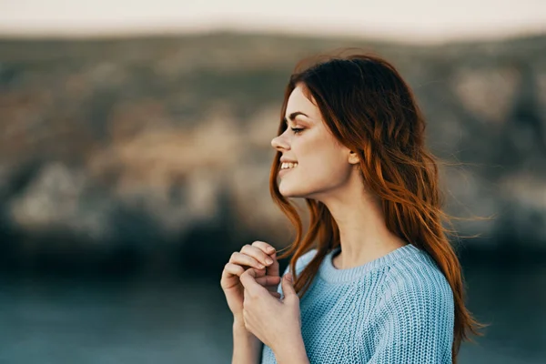 Donna allegra all'aperto natura paesaggio viaggio stile di vita — Foto Stock