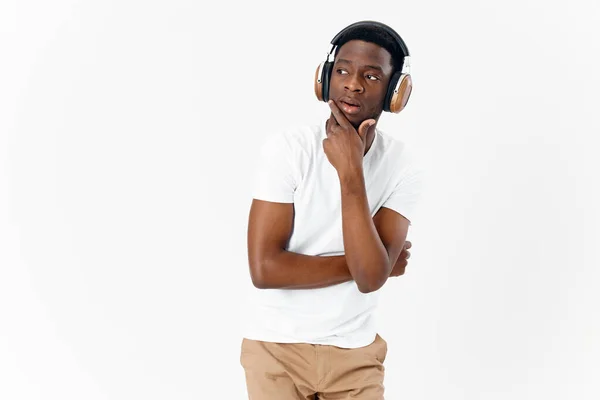 Afro-Américain dans les écouteurs sans fil musique amateur de divertissement fond isolé — Photo