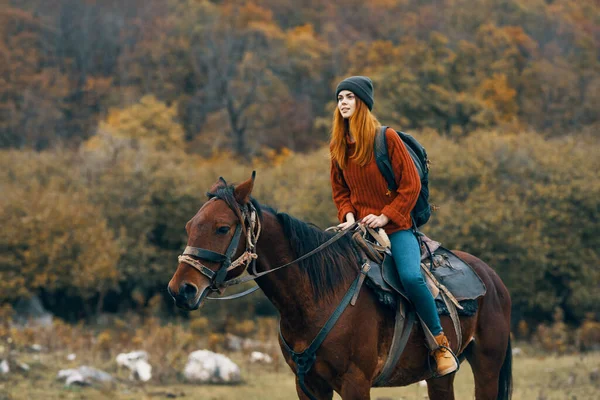 Mulher montando um cavalo na natureza montanhas viagem aventura — Fotografia de Stock