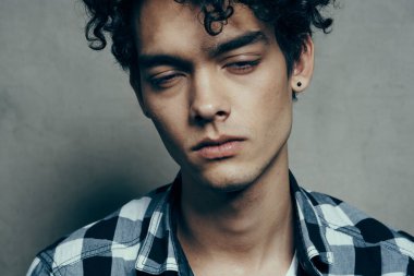 Müstehcen adam ekose gömlek yakın çekim duyguları stüdyo modası