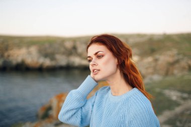 Kadın doğa özgürlüğüne hayranlık duyuyor.