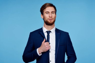 Takım elbiseli adam kendine güvenen moda stüdyosu finansmanı