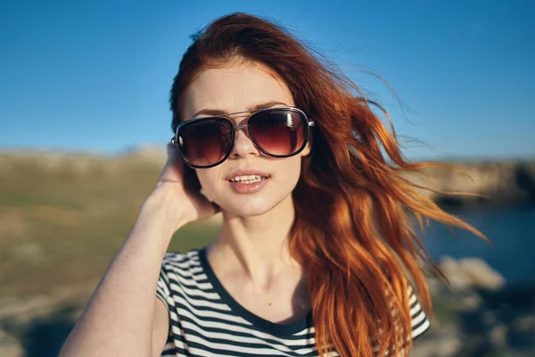 Mulher com óculos retrato close-up natureza paisagem lago — Fotografia de Stock