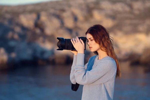 Donna fotografa in natura con macchina fotografica in montagne rocciose professionale — Foto Stock