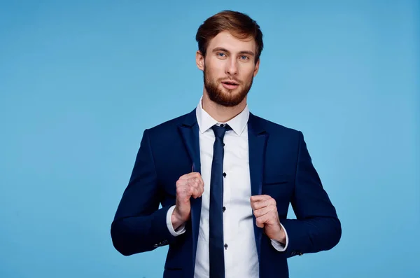 Affärsman i kostym självförtroende finansbyrå blå bakgrund — Stockfoto