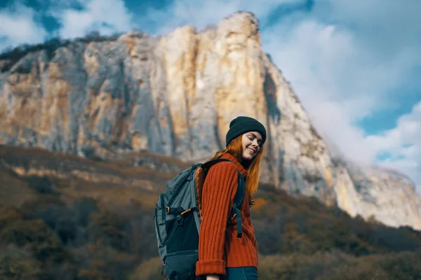 Жінка рюкзак на природі гори пейзаж у відпустці подорожі — стокове фото