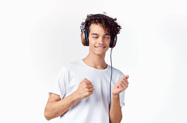 Man in wit t-shirt bijgesneden uitzicht hoofdtelefoon muziek entertainment — Stockfoto