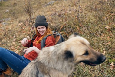 Neşeli kadın köpek doğasıyla oynuyor. Seyahat arkadaşı.