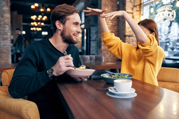 Jovem casal alegre em um restaurante que tem um estilo de vida lanche descanso — Fotografia de Stock