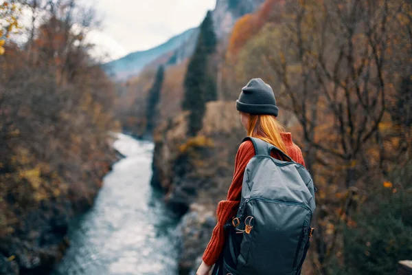 Kvinna vandrare i öst nära floden bergen landskap resa — Stockfoto