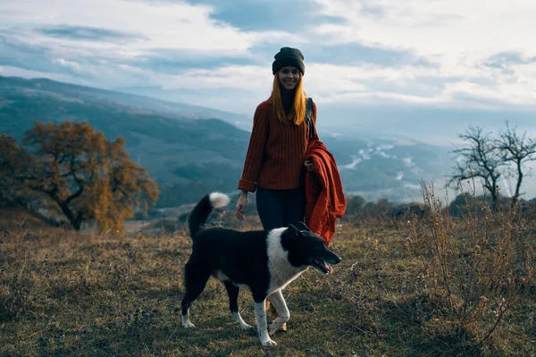 Žena hiker pes chůze příroda hory krajina — Stock fotografie