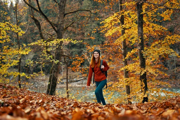 Mulher viaja na floresta de outono na natureza paisagem folhas amarelas em árvores turismo rio lago — Fotografia de Stock