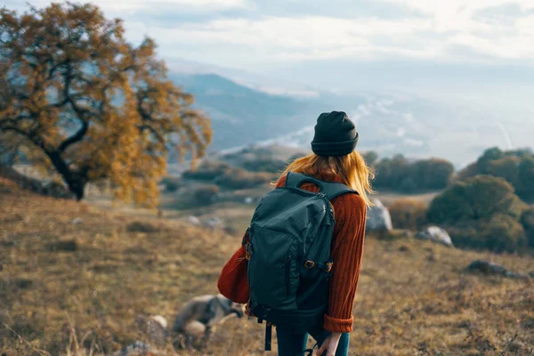 Mulher alegre cria uma mochila em uma viagem a pé paisagem — Fotografia de Stock