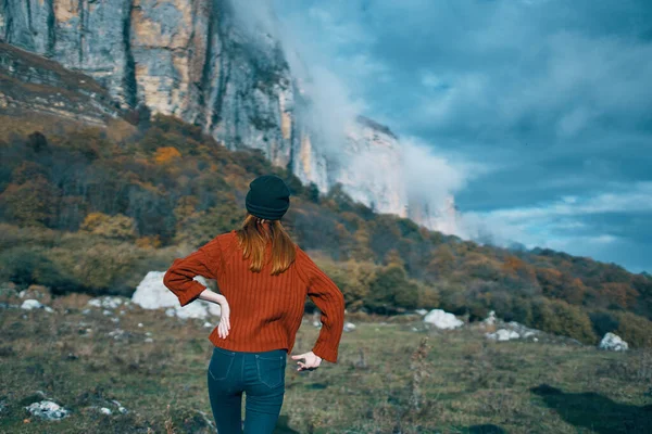 Путешественник в свитере в осенних горах на открытом воздухе — стоковое фото