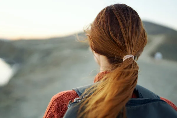 Viaggiatore con capelli rossi e zaino sul retro montagne paesaggio cielo indietro vista — Foto Stock