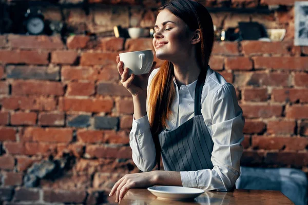 Mulher garçom xícara de café sentado na mesa trabalho divertido — Fotografia de Stock