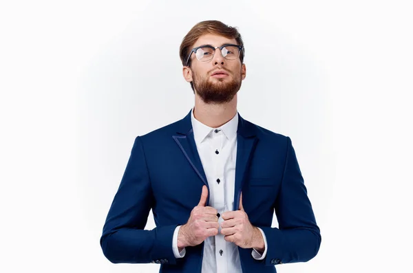 Hombre de negocios en traje clásico mostrando pulgar hacia arriba Éxito en el trabajo fondo ligero — Foto de Stock