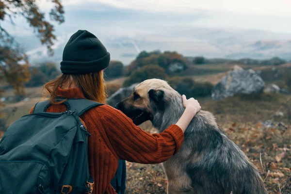 Mujer turista junto a perro naturaleza viaje paisaje —  Fotos de Stock