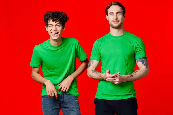 Zwei Freunde grüne T-Shirts Mode Casual Clothing Studio — Stockfoto