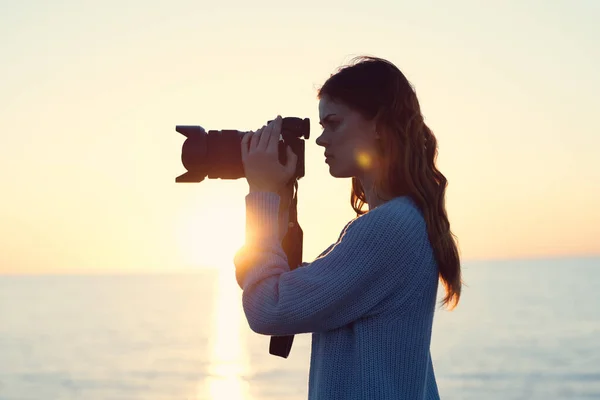 Frau mit Kamera Landschaft Sonnenuntergang Meer Sonne Modell — Stockfoto