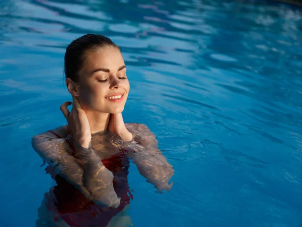 Женщина купается в бассейне и гламурной косметике класса люкс крупным планом — стоковое фото