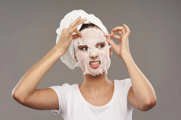 Žena s obličejovou maskou čistá pleť omlazení péče lázeňské léčby — Stock fotografie