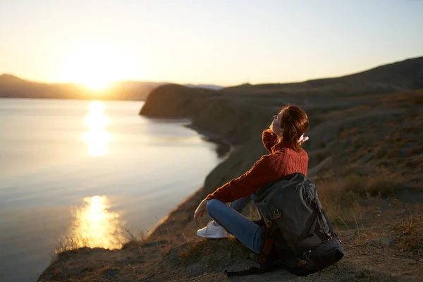Bella turista donna con zaino ammirando il paesaggio vacanza tramonto — Foto Stock
