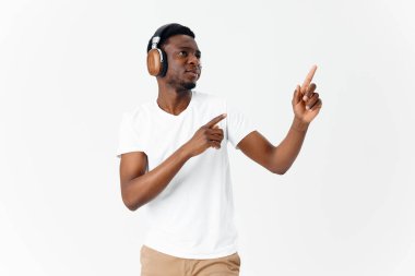 Kulaklık takan Afro-Amerikan. Elle yapılan hareketler.