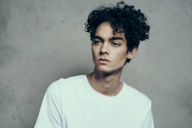 Yakışıklı adam ve kıvırcık saçlı moda stüdyosu yakın çekim modeli.