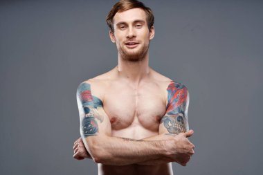 Atletik Adam ve Vücut Geliştirici Fitness Kas Dövmesi Modeli