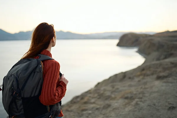 Donna viaggia in montagna all'aperto vicino al mare ritagliato vista ritratto — Foto Stock