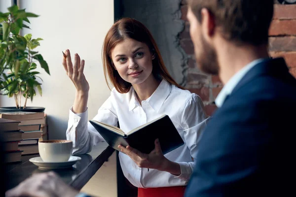 Compañeros alegres sentados en un café profesionales de la comunicación desayuno — Foto de Stock