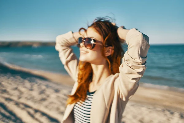 Donna in occhiali da sole in estate guarda a lato vicino al mare in montagna estate — Foto Stock