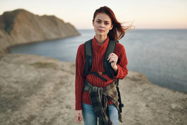 Mujer con mochila montañas paisaje turismo aventura mar modelo — Foto de Stock