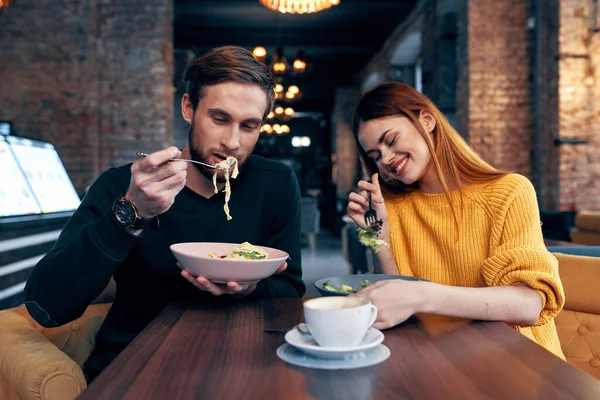 Homem e mulher sentados no café jantar emoções diversão — Fotografia de Stock