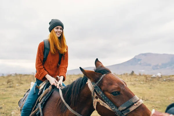 Mulher turista sentado a cavalo passeio de ar fresco viagem amizade — Fotografia de Stock