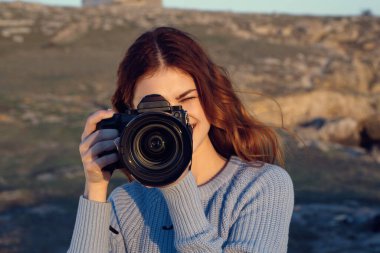 Kameralı kadın turist profesyonel dağ seyahati